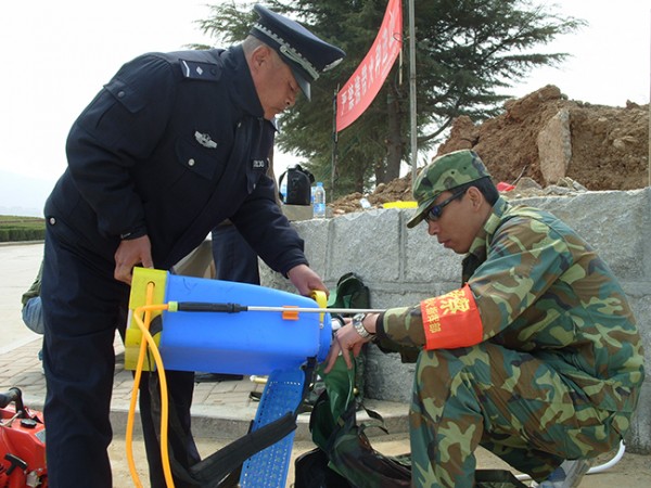 南堯防火隊員執行山林防火任務
